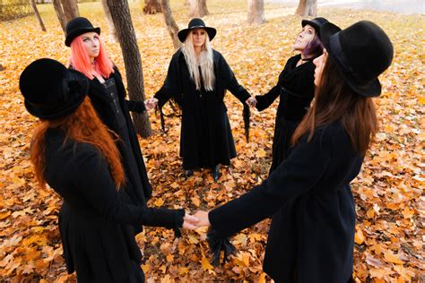 How many witches make a coven